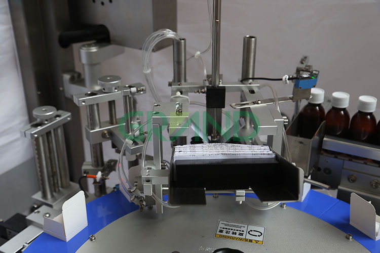 Central installation of electromagnetic valve 자동 수직 로터리 카톤 기계 04