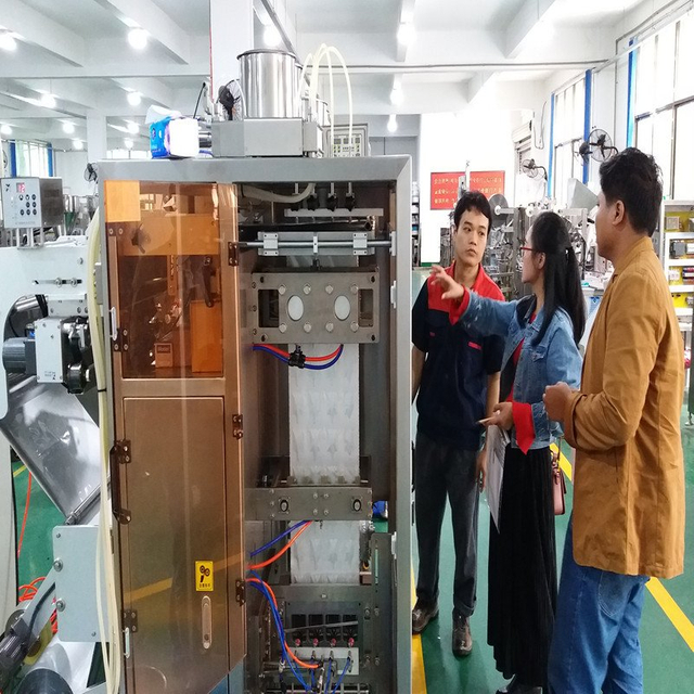 태국 고객의 액체 용 포장기 검사 용 오일 포장 기계