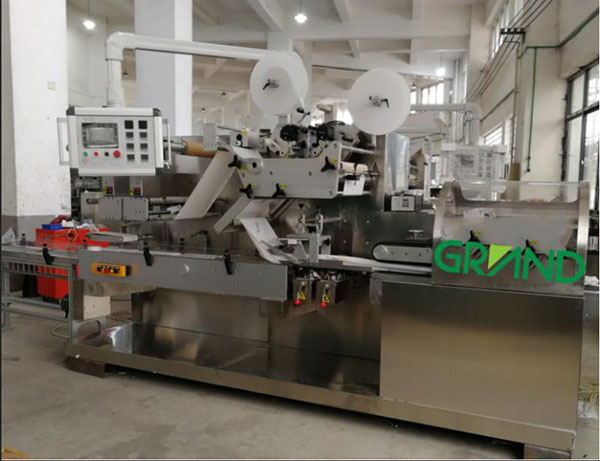 젖은 물티슈는 접이식 및 포장 기계