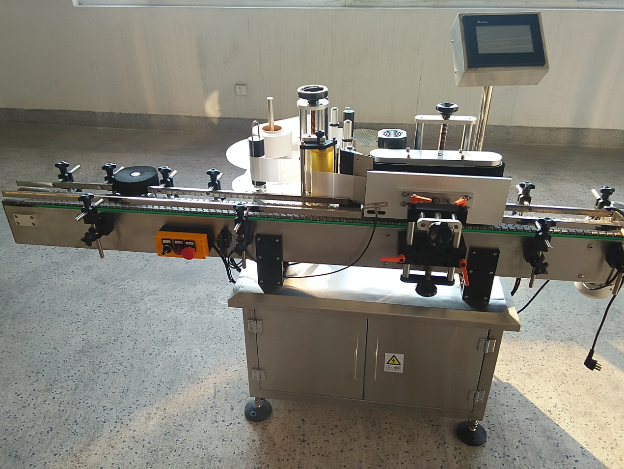 자동 스티커 라벨링 머신