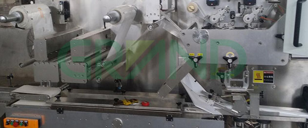 젖은 물티슈 접이식 및 포장 기계 Detalis